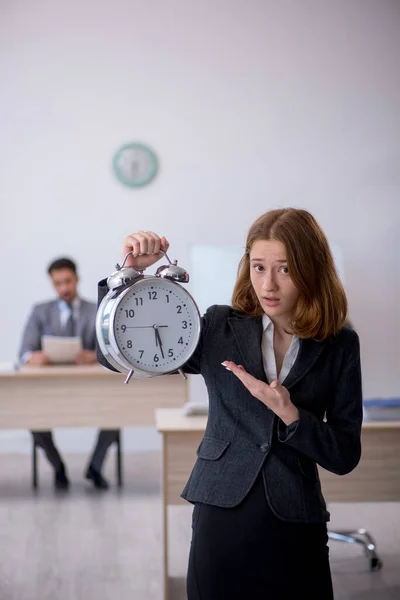 Due colleghi che lavorano in ufficio nel concetto di gestione del tempo — Foto Stock