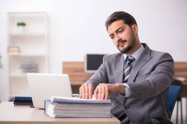 Ofiste çalışan genç bir erkek.