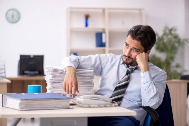 Ofiste çalışan genç bir erkek.