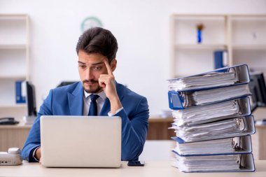 Genç işadamı aşırı çalışmaktan memnun değil.
