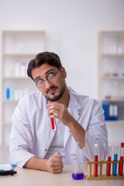 Laboratuvarda çalışan genç bir kimyager.