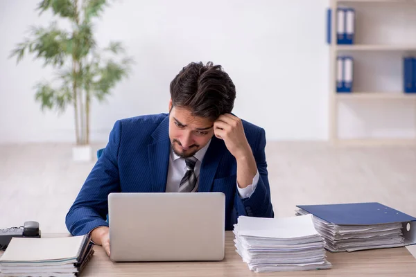 Jeune employé masculin travaillant au bureau — Photo