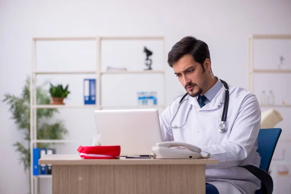 Junge Ärztin im telemedizinischen Konzept — Stockfoto