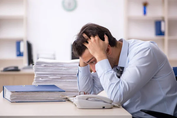 Jonge mannelijke werknemer werkzaam in het kantoor — Stockfoto