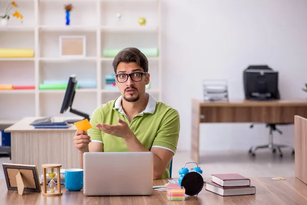 Joven diseñador masculino trabajando en la oficina —  Fotos de Stock