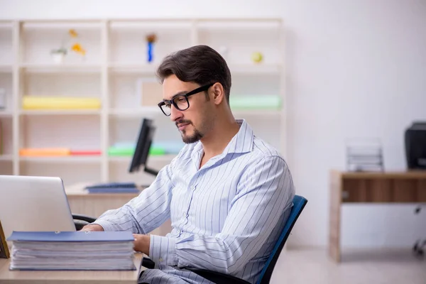 Junge männliche Angestellte im Büro — Stockfoto