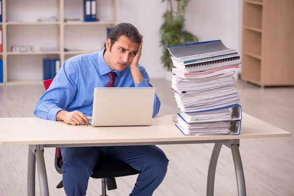 Junge männliche Mitarbeiter unzufrieden mit exzessiver Arbeit — Stockfoto