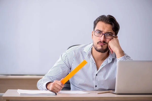 Giovane insegnante maschio in classe — Foto Stock