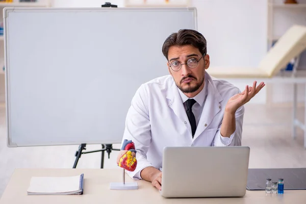 Ung manlig läkare kardiolog sitter i klassrummet — Stockfoto