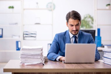 Ofiste çalışan genç işadamı.