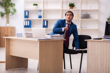 Çoklu görev kavramında çalışan genç bir erkek.