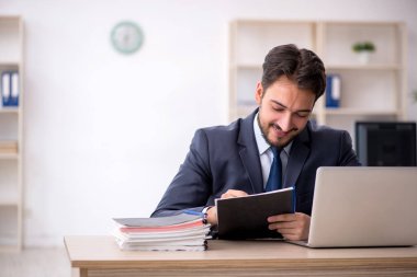 Ofiste çalışan genç bir erkek.