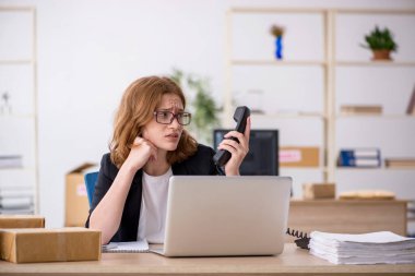 Kutu teslimat servisinde çalışan genç bir kadın.