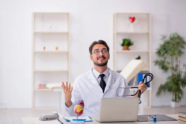 Giovane medico cardiologo maschile che lavora in clinica — Foto Stock