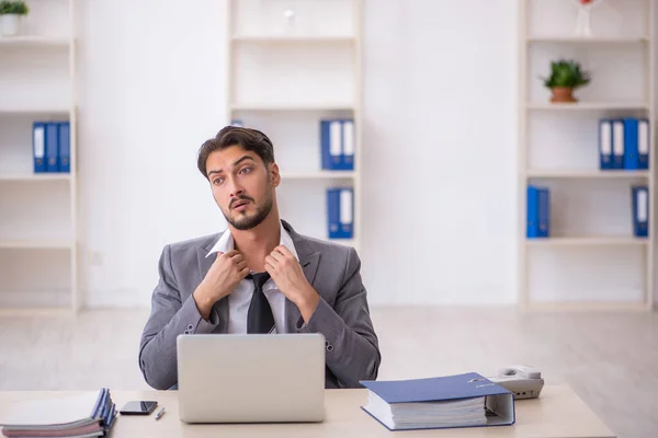 Junge männliche Angestellte im Büro — Stockfoto