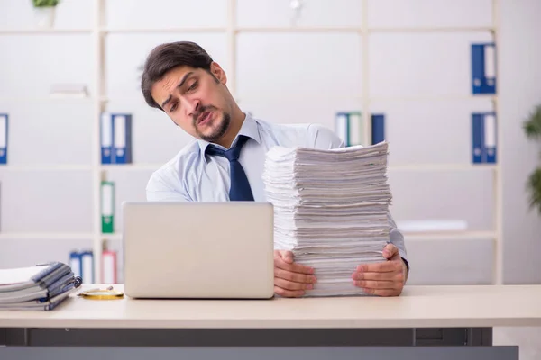 Giovane imprenditore dipendente infelice con il lavoro eccessivo nel del — Foto Stock