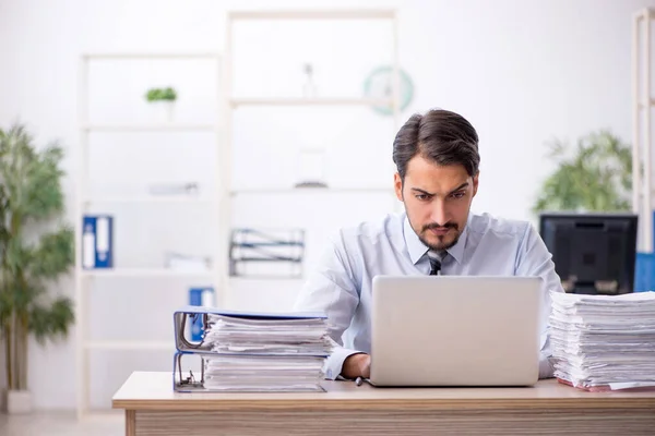 Empleado joven empresario que trabaja en la oficina — Foto de Stock