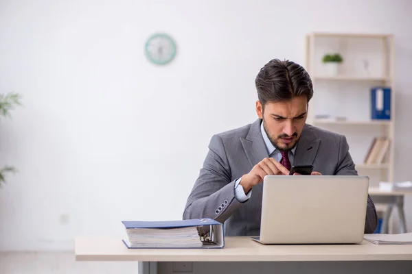 Joven empleado masculino que trabaja en la oficina — Foto de Stock