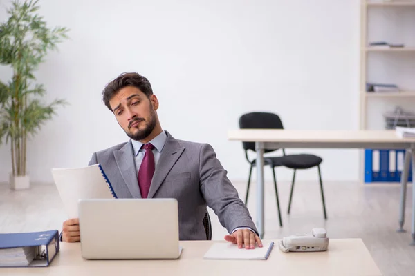 Jeune employé masculin travaillant au bureau — Photo