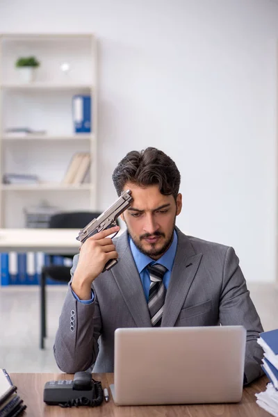 Joven empleado masculino suicidándose en la oficina — Foto de Stock