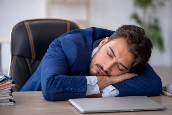 Jeune employé masculin extrêmement fatigué au bureau — Photo