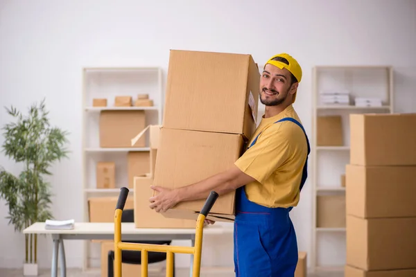 Young male contractor doing home relocation — Stock Photo, Image