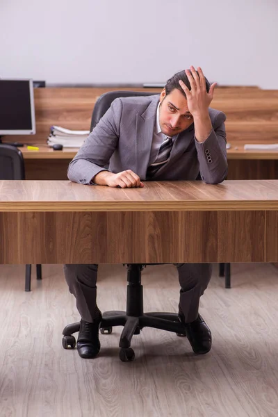 Jovem empresário empregado sentado no escritório — Fotografia de Stock