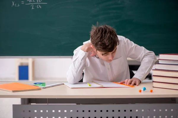 Jongen zit in de klas — Stockfoto