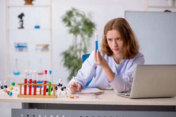 Jonge vrouwelijke chemicus werkt in het lab — Stockfoto