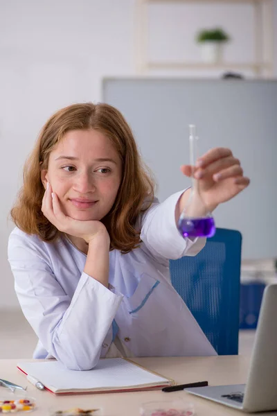 Νεαρή γυναίκα χημικός εργάζεται στο εργαστήριο — Φωτογραφία Αρχείου