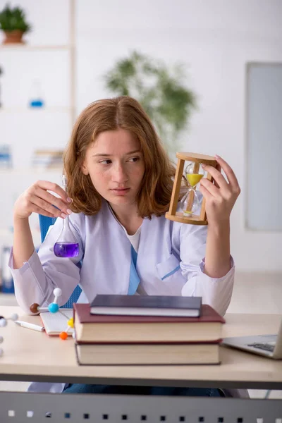 Młoda studentka chemii w koncepcji zarządzania czasem — Zdjęcie stockowe