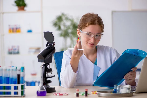 薬剤合成の概念における若い女性化学者 — ストック写真