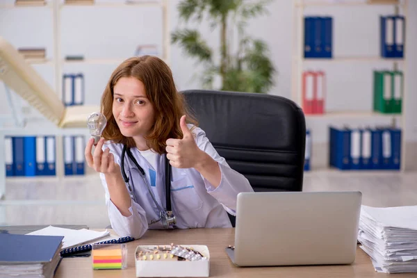 Jeune femme médecin en idée heureuse concept — Photo