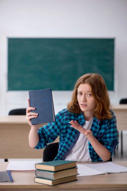 Sınava hazırlanan genç kız öğrenci.