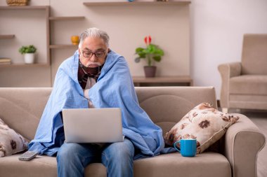 Yaşlı adam evde acı çekiyor.