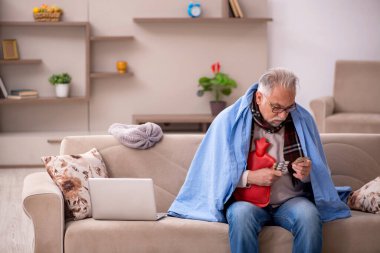 Yaşlı adam evde acı çekiyor.