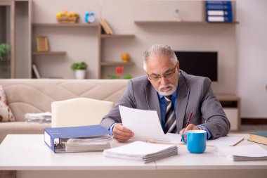 Salgın sırasında evde çalışan yaşlı bir erkek işçi.