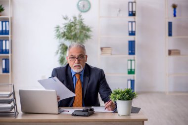 Ofiste çalışan eski patron.
