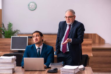 Kabadayılık kavramında yaşlı erkek işveren ve genç erkek asistan