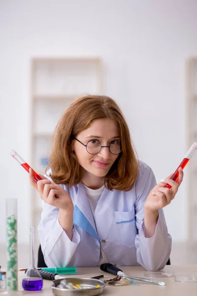 Jonge vrouwelijke chemicus werkt in het lab — Stockfoto