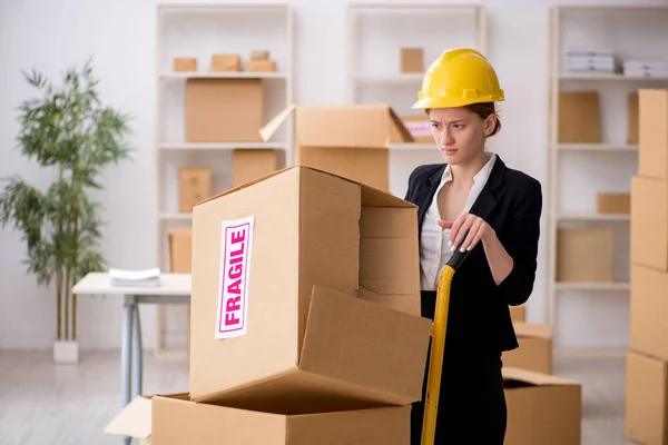 Young female professional mover doing home relocation — Stock Photo, Image