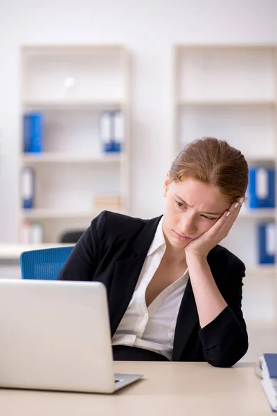 Young female employee working in the office — Stock Photo, Image