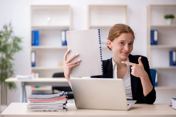 Giovane impiegata che lavora in ufficio — Foto Stock