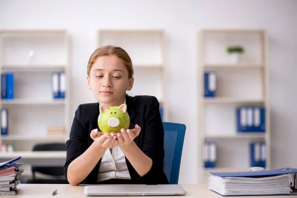 Concetto di giovane lavoratrice in pensione — Foto Stock