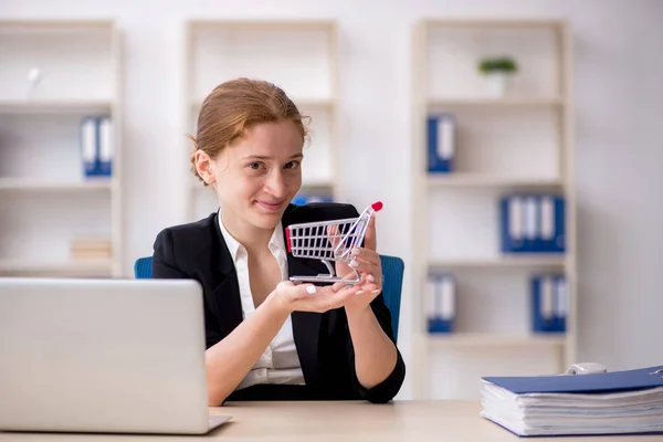Fiatal női alkalmazott az e-kereskedelem koncepciójában — Stock Fotó