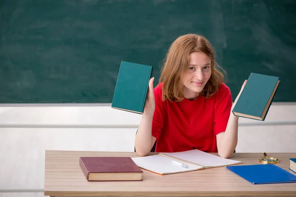 Jonge vrouwelijke student bereidt zich voor op examens in de klas — Stockfoto
