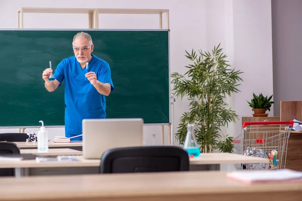 Oude mannelijke leraar scheikunde in de klas — Stockfoto