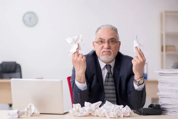 Velho empregado masculino no conceito de brainstorming — Fotografia de Stock