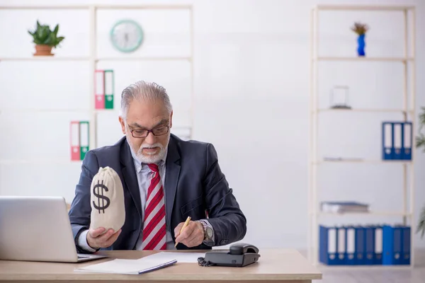 Velho trabalhador masculino no conceito de remuneração no local de trabalho — Fotografia de Stock