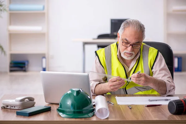 Velho arquiteto masculino trabalhando no escritório — Fotografia de Stock